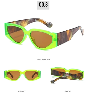 Viste dettagliate degli occhiali da sole verde neon con stanghette a macchia di leopardo