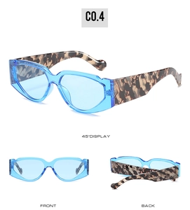 Tre viste di occhiali da sole camouflage con montatura azzurra e stanghette leopardate
