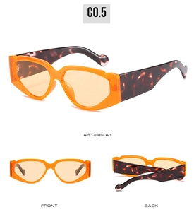 Tre viste di occhiali da sole camouflage con montatura arancione e aste leopardate