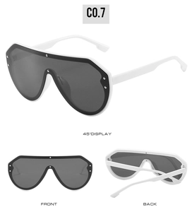 Drei Ansichten der Oversize-Schild-Sonnenbrille mit Nieten und weißem Rahmen