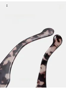 Dettaglio delle aste degli occhiali camouflage tartarugati con punte curve comode