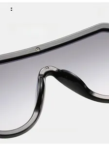 Details der komfortablen integrierten Nasenpads an der großen schwarzen Sonnenbrille