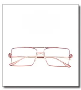 Détail de lunettes à monture en métal or rose avec double pont et grands verres carrés