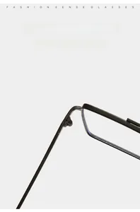 Détail des charnières métalliques de précision sur monture de lunettes carrées noires