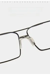 Détail des plaquettes de nez souples et transparentes sur monture en métal noir mat