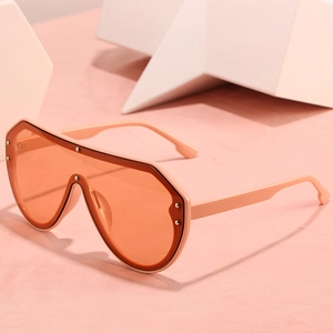 Einteilige Oversize-Sonnenbrille mit pfirsichfarbenem Rahmen und silbernen Nieten-Details