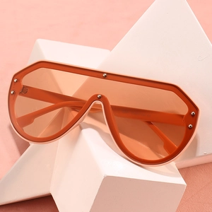 Übergroße einteilige orangefarbene Shield-Sonnenbrille mit modischem Wrap-around-Rahmen