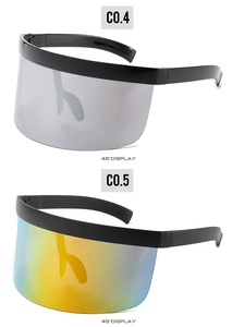 Dettaglio occhiali da sole oversize con lenti argentate e sfumate arcobaleno lucido