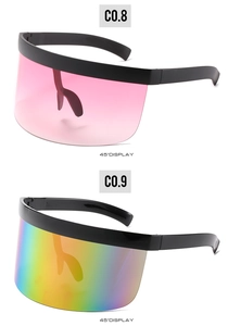 Dettaglio degli occhiali da sole oversize monopezzo con lenti sfumate rosa e specchiate