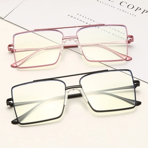 Monture de lunettes carrée à double pont en métal élégant, coloris or rose et noir chic