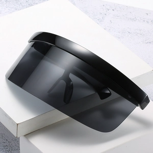 Occhiali da sole futuristici oversize a maschera con lenti nere avvolgenti per moda