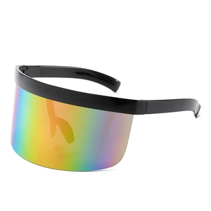 Occhiali da sole oversize a maschera con lenti arcobaleno a specchio e montatura nera lucida