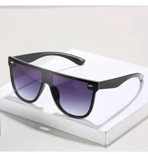 Detail einer übergroßen schwarzen Flat-Top-Sonnenbrille mit lila Verlaufsgläsern und Nieten