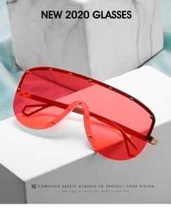 Détail de lunettes de soleil masque rouges avec clous argentés et branches dorées