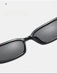 Gros plan des plaquettes de nez intégrées sur des lunettes de soleil vintage à monture noire