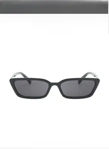 Détail des lunettes de soleil vintage rectangulaires noir brillant à verres gris foncé