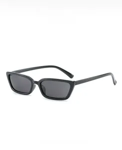 Vue détaillée des lunettes de soleil rectangulaires vintage noires aux verres foncés