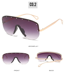 Vues détaillées des lunettes de soleil oversize avec verres dégradés violets et rivets