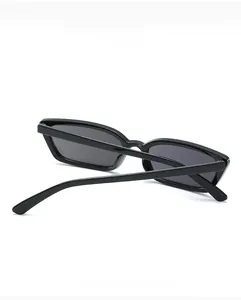 Détail de lunettes de soleil vintage rectangulaires noires avec monture en résine polie