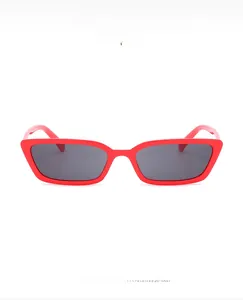 Lunettes de soleil rectangulaires rétro avec monture rouge vif et verres gris noir