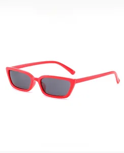Vue détaillée des lunettes de soleil œil de chat rétro rouges avec verres gris chic