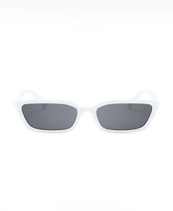 Vue frontale détaillée des lunettes de soleil rectangulaires blanches aux verres gris foncé