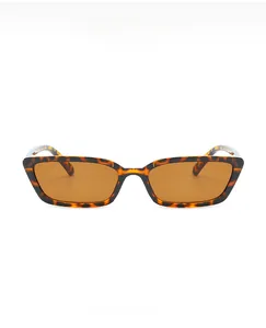 Détail de lunettes de soleil rectangulaires léopard avec des verres de couleur thé