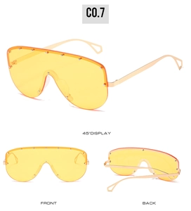 Trois vues de lunettes de soleil masque avec verres jaunes et rivets métalliques argentés