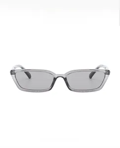 Vue détaillée des lunettes de soleil rectangulaires gris transparent à verres teintés gris