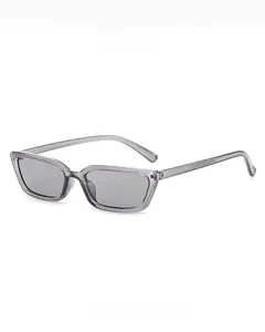 Détail de lunettes de soleil rectangulaires rétro gris translucide avec verres foncés