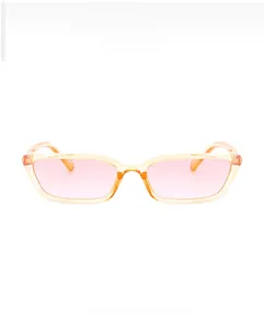 Détail de lunettes de soleil rectangulaires avec monture orange et verres dégradés rose