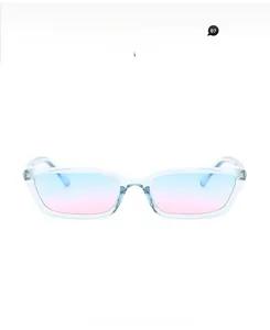 Détail de lunettes de soleil rétro à monture étroite avec verres dégradés bleu et rose