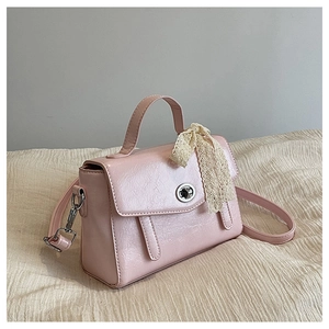 Détail du sac cabas en cuir PU rose avec fermoir rotatif argenté et ruban en dentelle