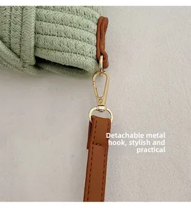 Gros plan sur le crochet doré et la texture tressée d'un sac bandoulière vert