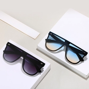 Oversized Flat-Top-Sonnenbrille mit Verlaufsgläsern und silbernen Nieten auf weißem Grund