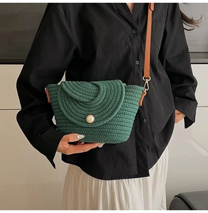 Détail du sac à bandoulière tissé main vert avec boucle perle et lanière en cuir marron