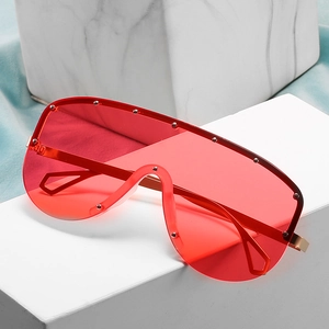 Lunettes de soleil bouclier rouges avec clous métalliques sur montures dorées tendance