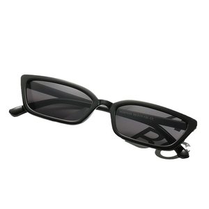Lunettes de soleil rétro à monture étroite rectangulaire avec verres noirs sur fond blanc
