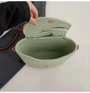 Gros plan du sac tissé à la main vert clair avec un fermoir magnétique en métal