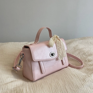 Sac fourre-tout en similicuir rose avec nœud en dentelle blanche et fermoir argenté