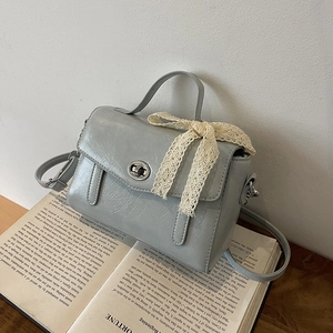 Sac fourre-tout bleu clair minimaliste avec nœud en dentelle et bandoulière