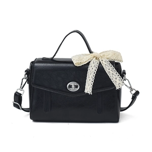 Sac fourre-tout noir minimaliste avec boucle argentée et détail de nœud en dentelle