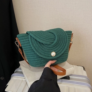 Sac bandoulière vert tressé fait main avec boucle perle et bandoulière en cuir marron