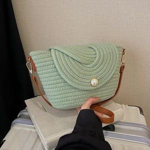 Sac à bandoulière tissé main vert clair avec bouton perle et sangle en cuir