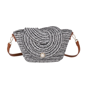 Sac à bandoulière tissé à la main avec motifs géométriques noirs et blancs et perle