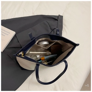 Vue intérieure du grand sac cabas en toile montrant les compartiments et la poche