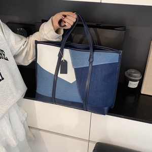 Détail du grand sac cabas en jean patchwork au design géométrique bleu et blanc
