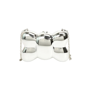 Borsa a tracolla futuristica a forma di fiocco argento specchiato con catena sottile