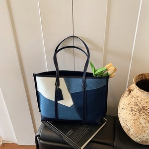 Grand sac cabas en denim patchwork aux couleurs contrastées bleu et beige pour femme