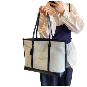 Grand sac cabas en denim et cuir bleu et gris contrasté pour usage quotidien